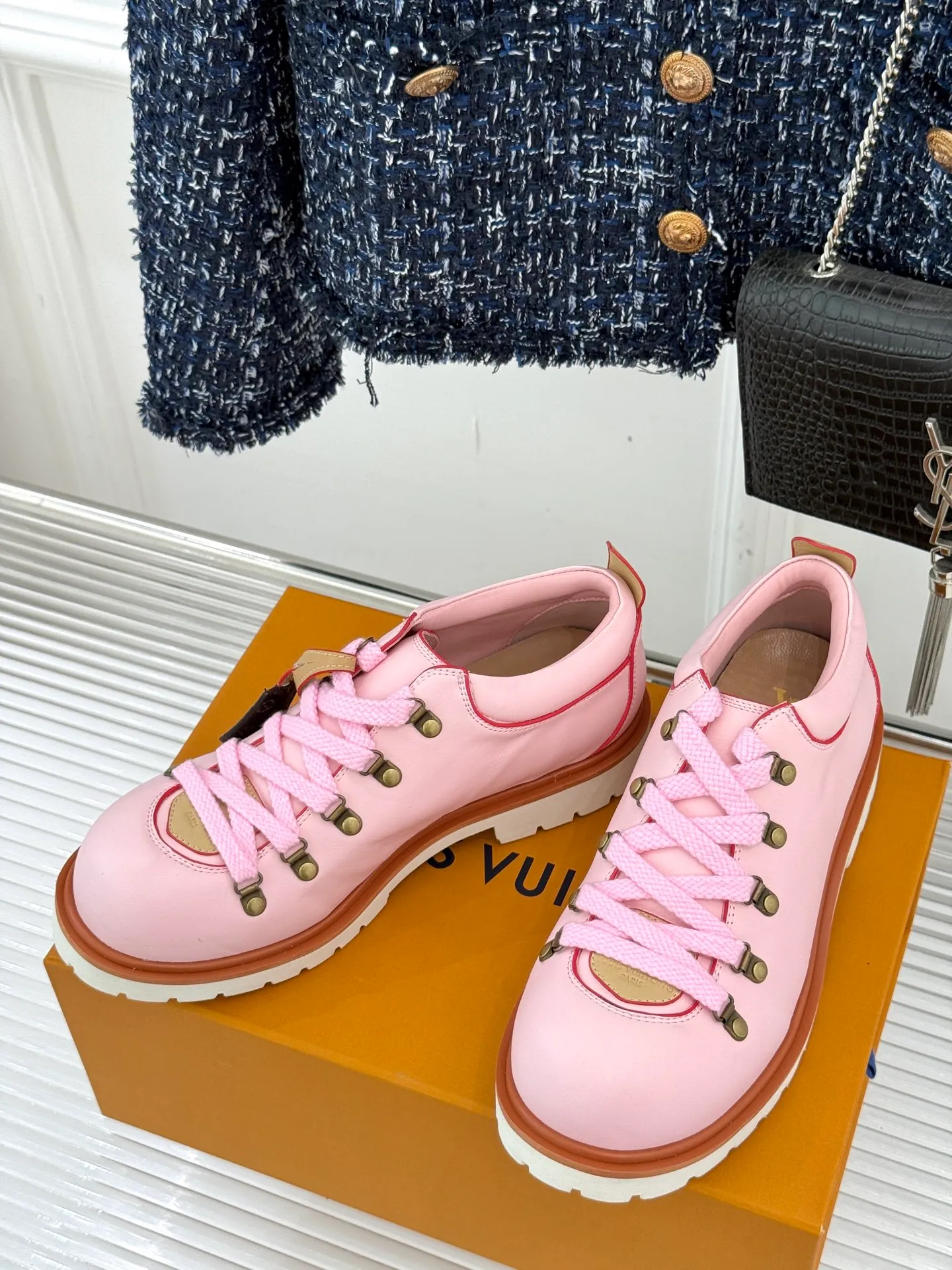 P720 LV Remix derby 25WF new product, the top version of couple's derby shoes, uses classic as the base color to reshape the fashion style✨ Various colors break the monotony. Black is cool, brown is retro, pink is sweet, and blue is fresh. Suitable for different styles of wear🎨 The delicate leather fits the foot shape and the shoelace details hide ingenuity. It is a fashion symbol of walking and steps on the forefront of the trend every step of the way. Start your own style journey🚶‍♀️ The fabric is made of first-layer cowhide, the inner pads are all sheepskin, the original molded custom TPU non-slip outsole size: Female: 35-41 (40/41 customized) Male: 39-46 (45/46 customized)